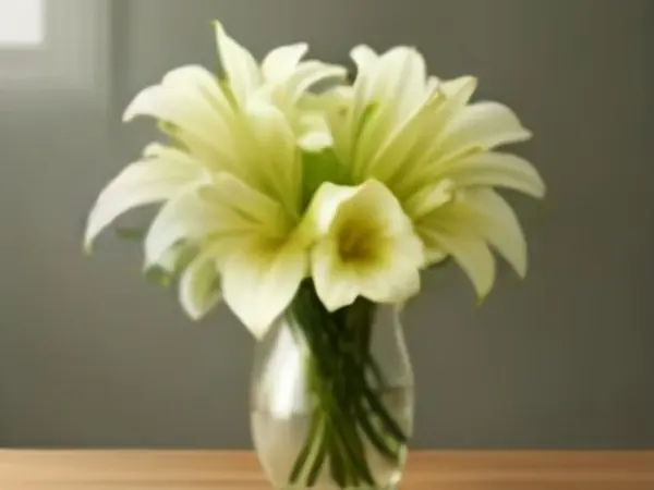 Weiße Lilien und Rosen als Trauerfloristik